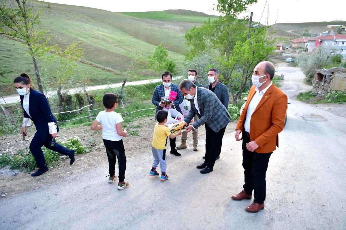 Son dakika haberi: Mamak Belediye Başkanı Köse, çocuklara bayram hediyesi dağıttı