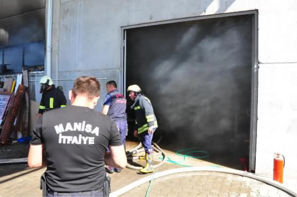MANİSA\'DA MOBİLYA FABRİKASINDA YANGIN: 2 YARALI