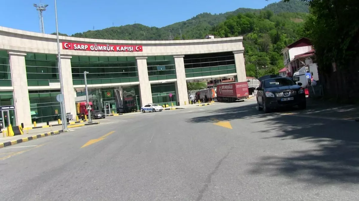 Tır sürücülerinin gözdesi Sarp Gümrük Kapısı\'nda geçişleri ikiye katlandı