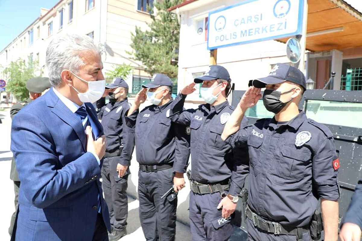 Validen görev başındaki personele bayram ziyareti
