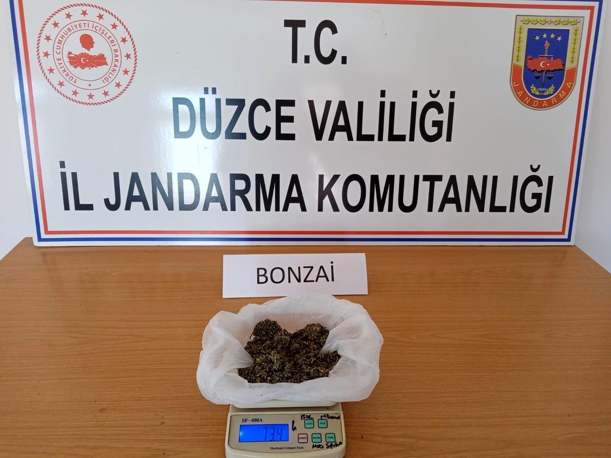 Zehir tacirleri köyde uyuşturucu satarken yakalandı