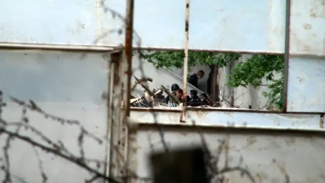 Babasını öldürüp 7 kişiyi yaralayan şahısın 15 yıl önce de amcasını katlettiği ortaya çıktı Babasını öldürüp 7 kişiyi yaralayan şahısın 15 yıl önce de amcasını katlettiği ortaya çıktı