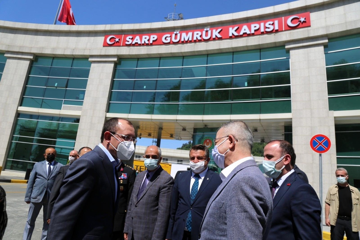 Son Dakika | Bakan Muş, Sarp sınır kapısında tır şoförlerinin sorunlarını dinledi