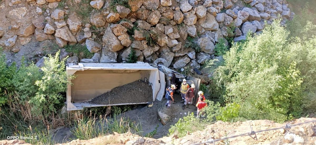Balya\'da maden kamyonu şarampole uçtu: 1 yaralı