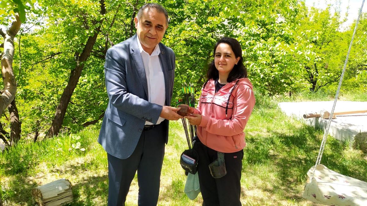 Başkan birinci olan genç okçuyu altınla ödüllendirdi