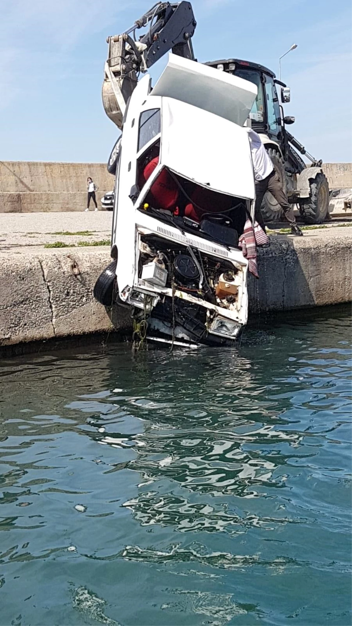 Denize düşen otomobil sürücüsü kendi imkanları ile kurtuldu
