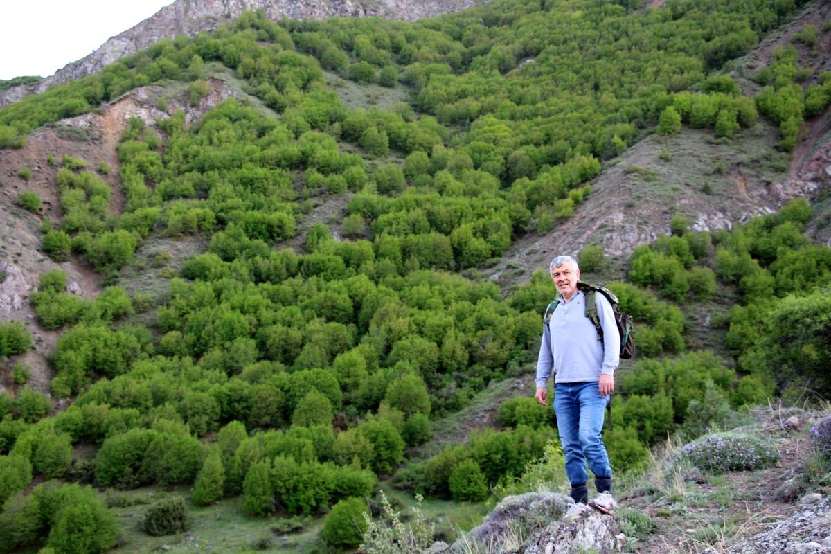 Dr. Ekinci Fizyo terapi için şifalı bitkiler topluyor