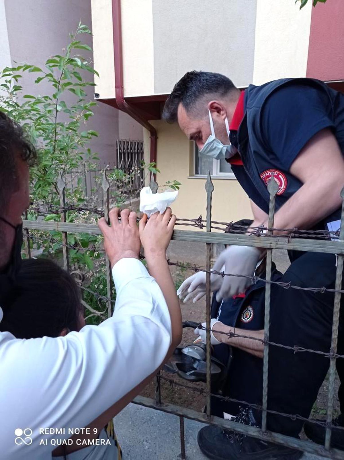 Eline saplanan korkulu demiriyle hastaneye kaldırıldı