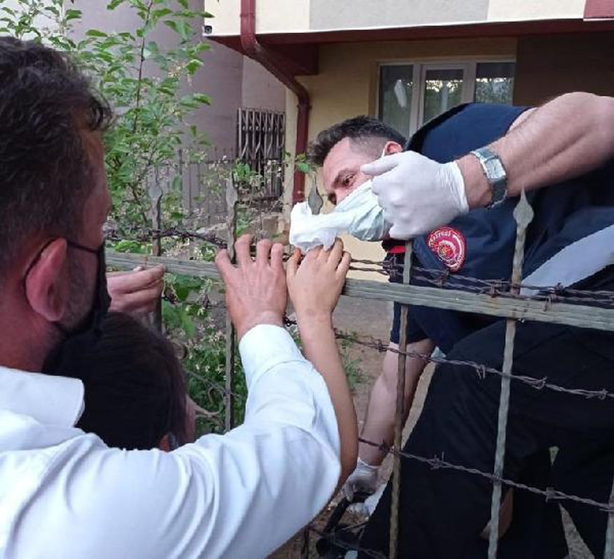 Erik toplarken düşen çocuğun eline korkuluk demiri saplandı
