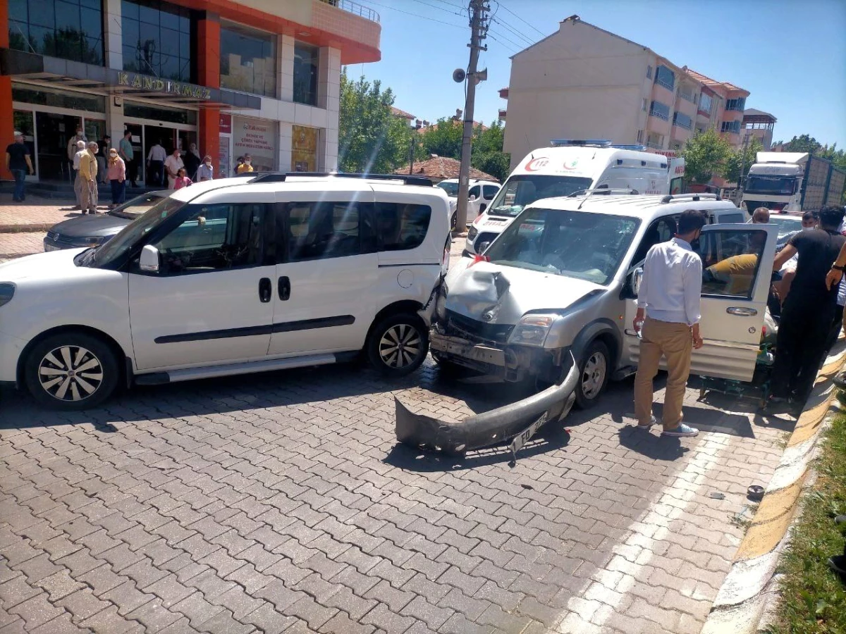 Hafif ticari araçlar çarpıştı: 2 Yaralı