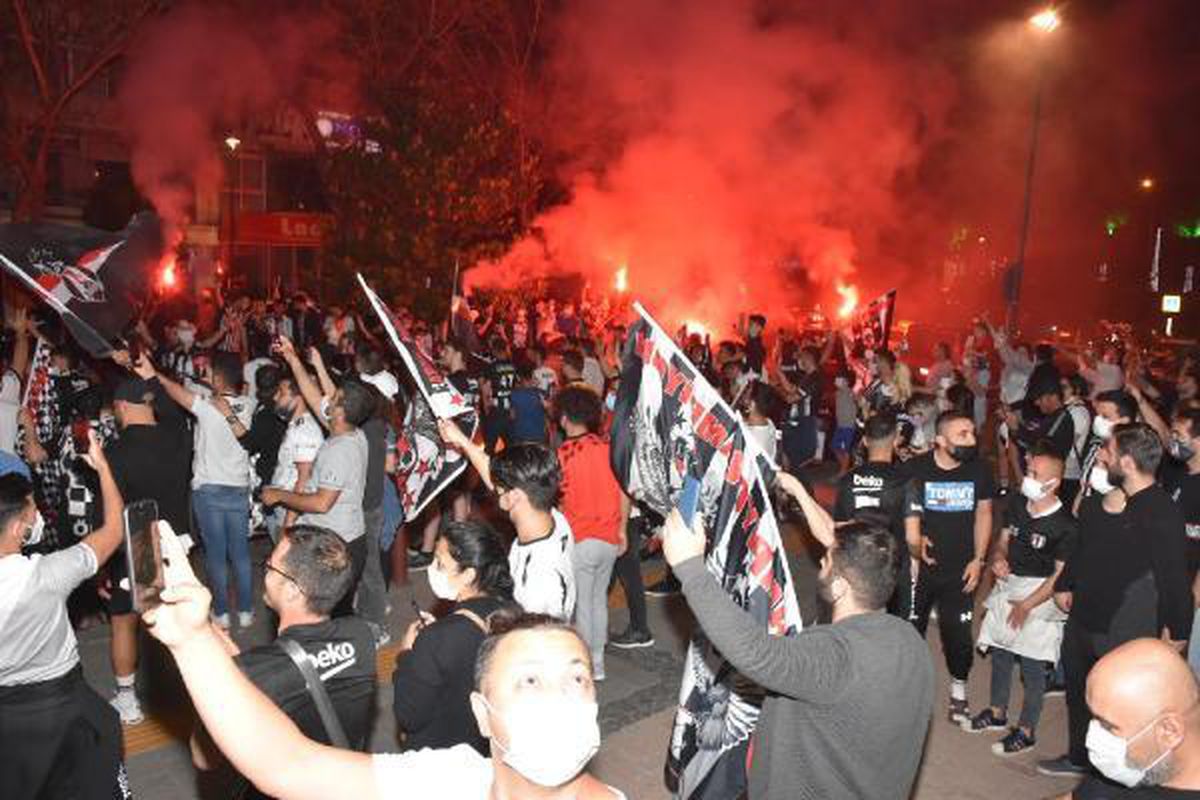 İzmir\'de Beşiktaşlı taraftarların şampiyonluk kutlamaları