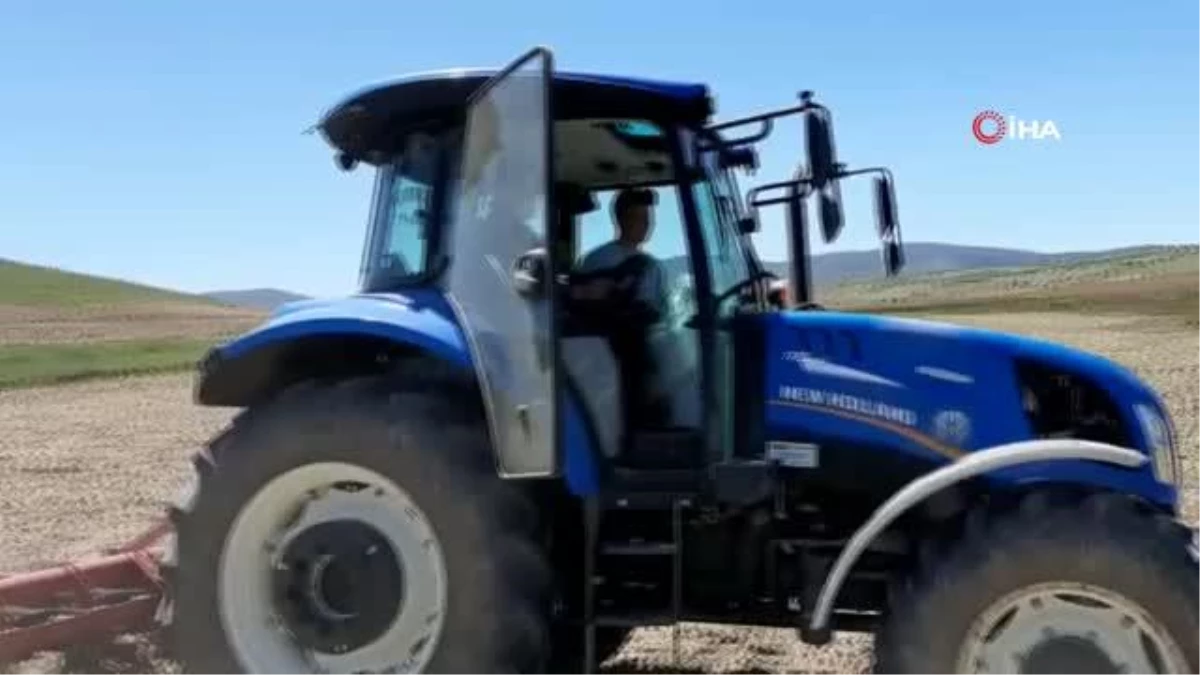 Jandarma ekipleri Dünya Çiftçiler Günü\'nde traktörle tarla sürdü