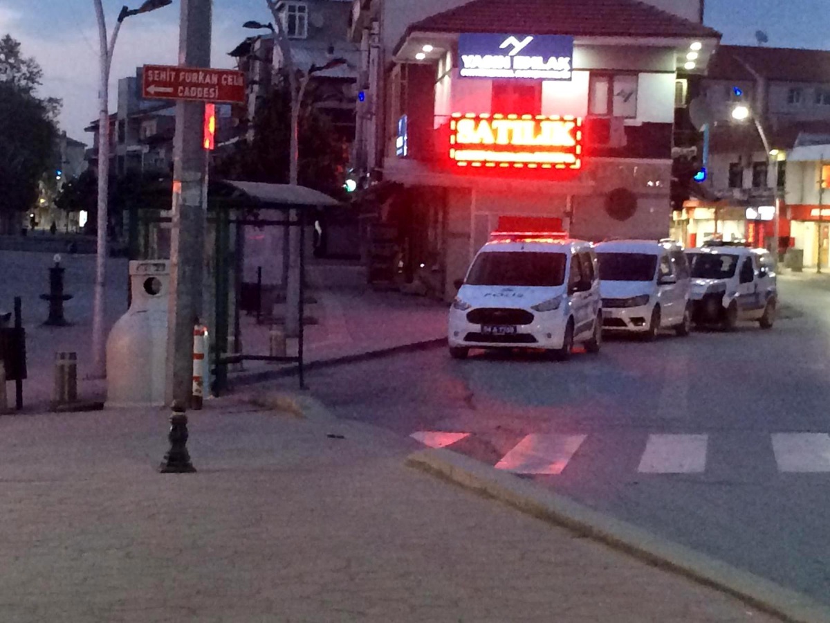 Son dakika haberleri | Kapalı olması gereken kahvehanede çay içen 14 kişiye polis baskını