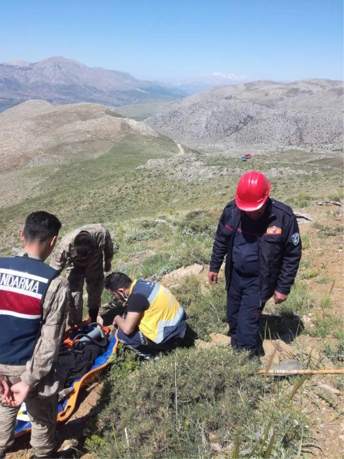 Son dakika gündem: Kayalıklardan yuvarlanan yaşlı adamı, itfaiye kurtardı