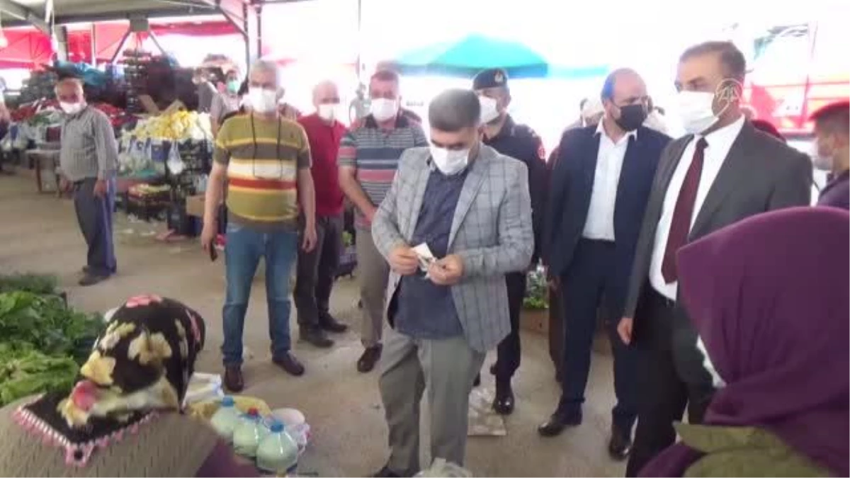 Kaymakam Çetin, pazar yerinde denetimde bulunup vatandaşlarla bayramlaştı
