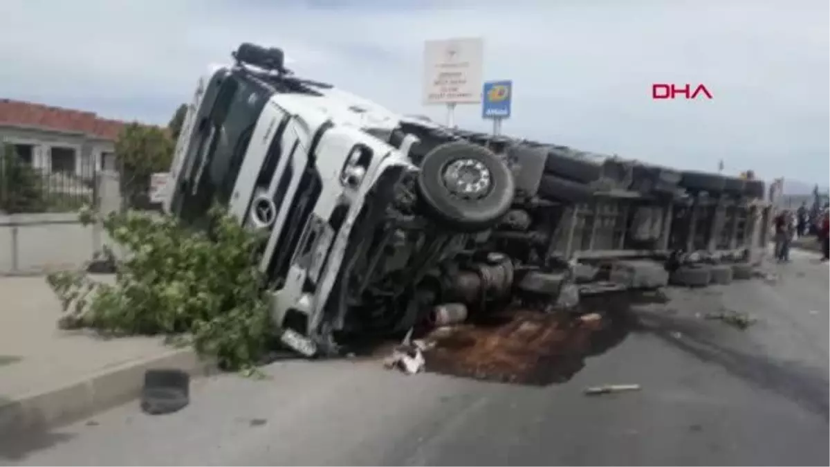 KIRMIZI IŞIKTA GEÇEN TAKSİYE ÇARPAN TIR, KALDIRIMDAKİ YAYALARIN ÜZERİNE DEVRİLDİ: 2 ÖLÜ, 5 YARALI