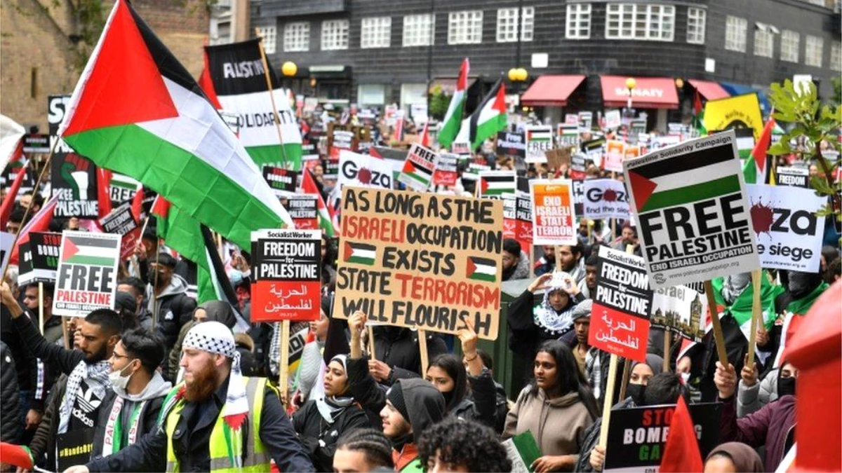 Londra\'da on binlerce kişi, İsrail\'in Gazze\'ye saldırılarını protesto etmek için yürüdü