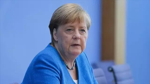 Merkel, İsrail'i hedef alan roket saldırılarını roket terörü diyerek sert sözlerle kınadı Merkel, İsrail'i hedef alan roket saldırılarını roket terörü diyerek sert sözlerle kınadı