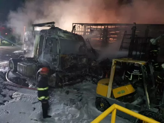 Mobilya fabrikasında tır ve dorseler alevlere teslim oldu Mobilya fabrikasında tır ve dorseler alevlere teslim oldu