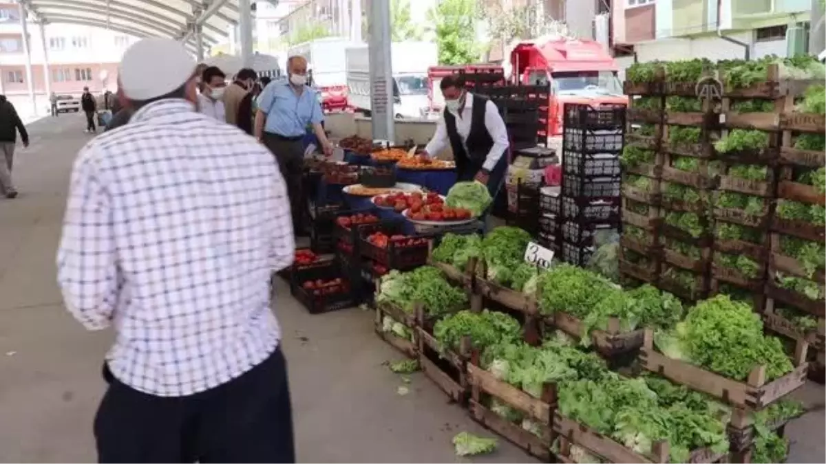 Pazar yerleri Kovid-19 tedbirlerine uyularak açıldı