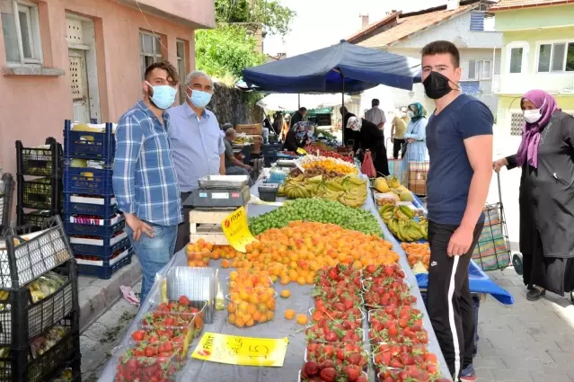 Pazarcı esnafı tezgahlarını açtı