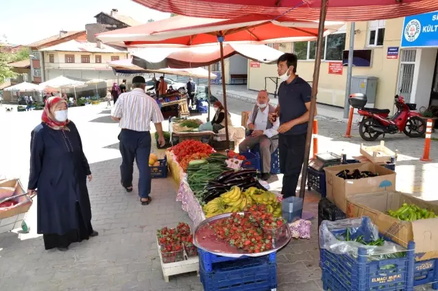 Pazarcı esnafı tezgahlarını açtı