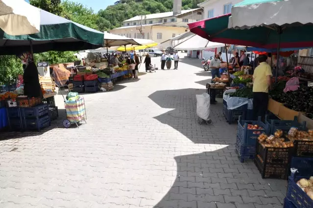 Pazarcı esnafı tezgahlarını açtı