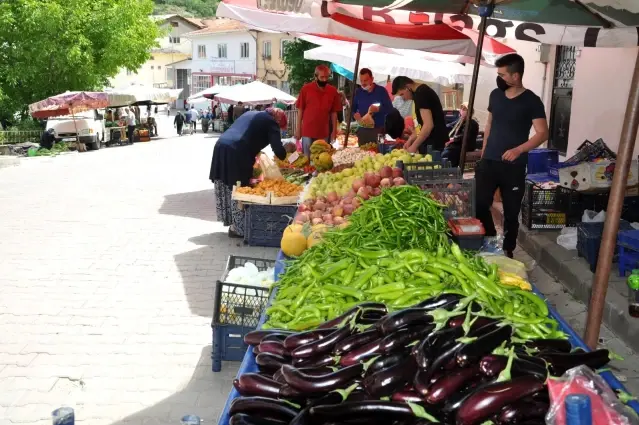 Pazarcı esnafı tezgahlarını açtı