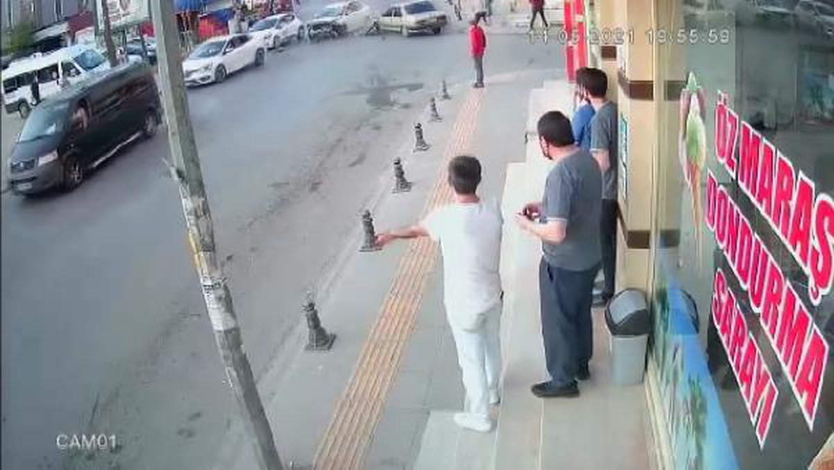 Pendik\'te yarışan iki sürücüden biri kaza yaptı, diğeri yoldakilerin üzerine aracını sürdü