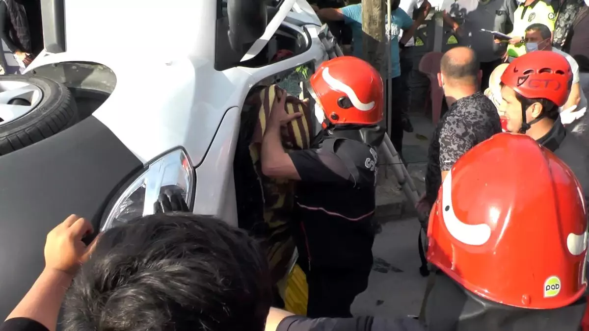 Sakarya\'da iki kamyonet çarpıştı: 3 yaralı