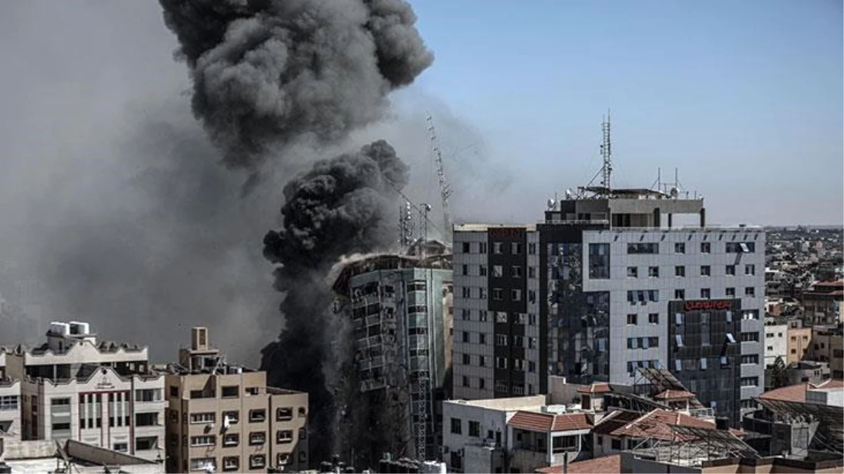 Son Dakika! İsrail, Gazze\'de uluslararası televizyonların bulunduğu 13 katlı bir binayı vurdu