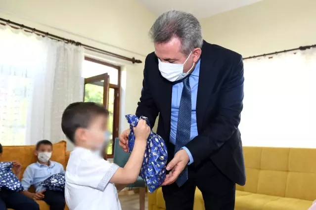 Vali Elban, bayramda şehit ve kimsesiz çocukların babası oldu