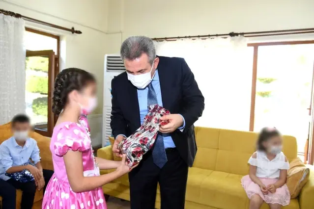 Vali Elban, bayramda şehit ve kimsesiz çocukların babası oldu