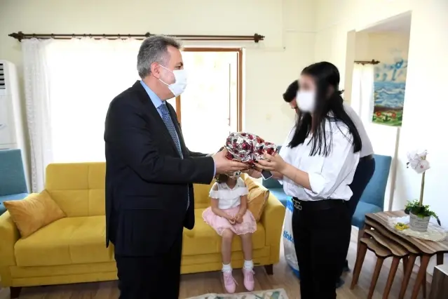 Vali Elban, bayramda şehit ve kimsesiz çocukların babası oldu