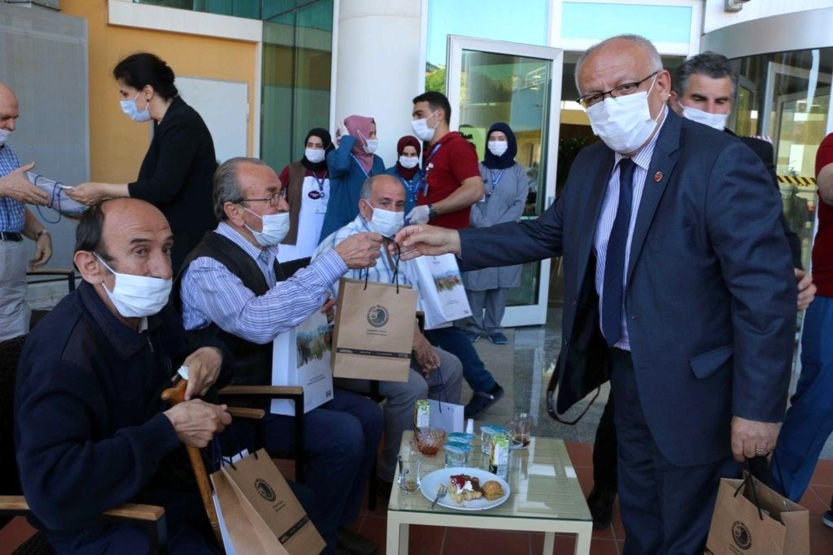 Yaşlı bakım ve huzurevi sakinleri, bayramda unutulmadı