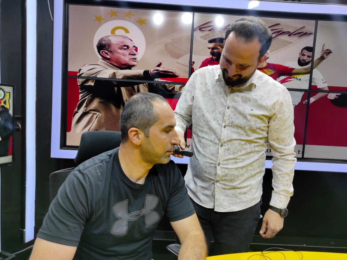\'Yeni Malatyaspor Lig\'de kalsın bıyığımı keserim\' diyen yorumcu canlı yayında bıyığını kesti