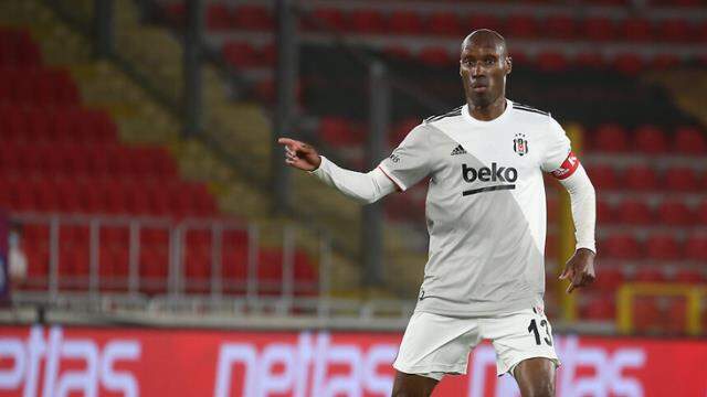 38 yaşındaki Atiba Hutchinson, Beşiktaş'ın tarihine adını altın harflerle yazdırdı 38 yaşındaki Atiba Hutchinson, Beşiktaş'ın tarihine adını altın harflerle yazdırdı