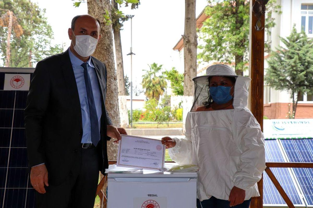 Artık "kraliçe arılar" kraliçelere emanet