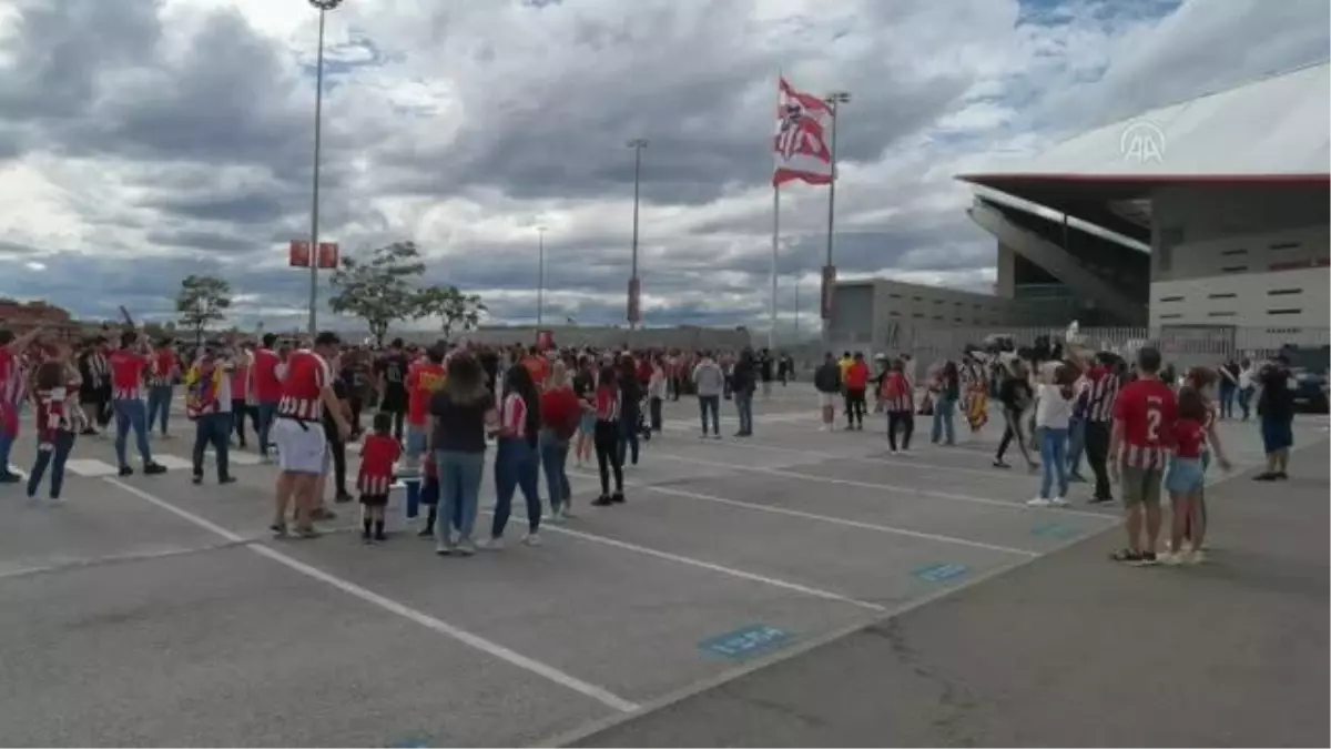 Atletico Madridli taraftarlar stadyum dışından takımlarına destek verdi