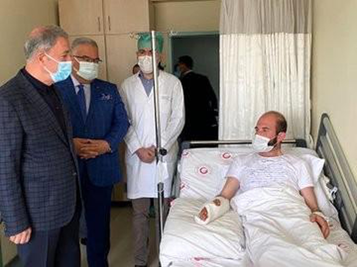 Bakan Akar\'dan yaralı askerlere ziyaret