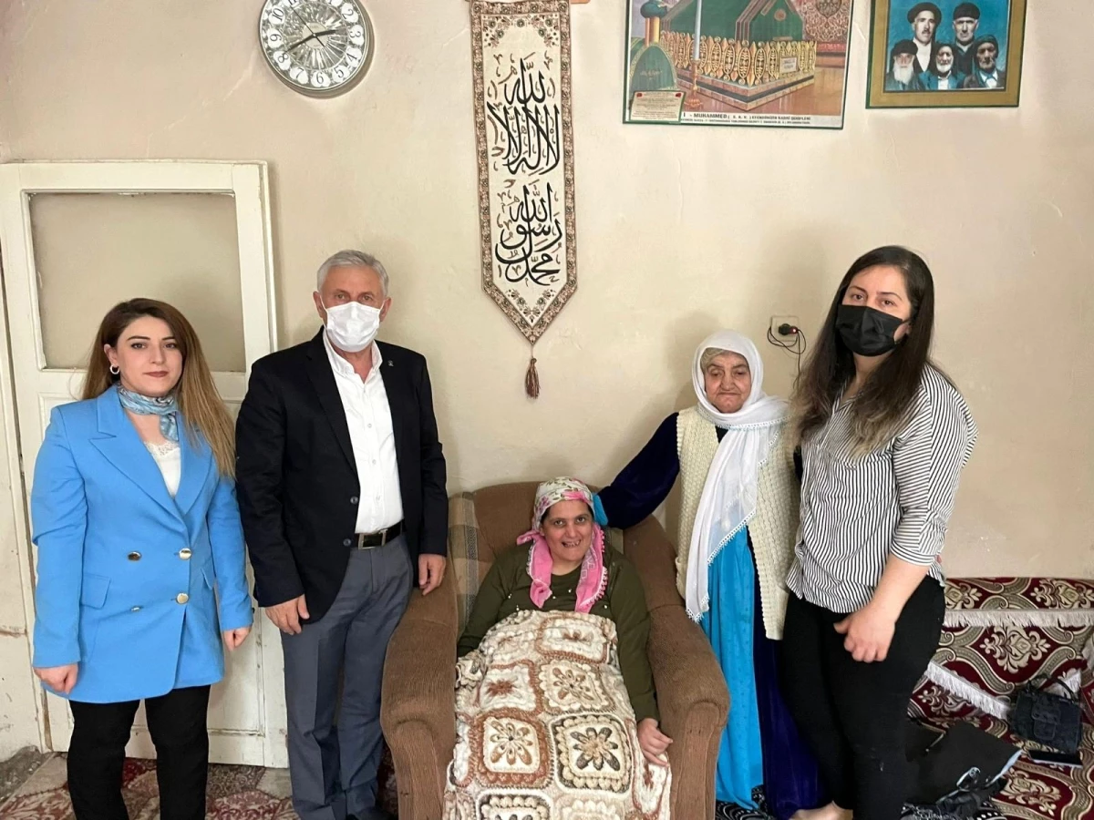 Başkan Özbek\'ten yılın annesine ziyaret