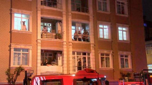 Esenler'de şampiyonluk kutlamasında atılan havai fişek yangın çıkardı