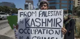 Kaşmir'deki İsrail karşıtı gösterilerde, Filistin için dua eden din adamı tutuklandı