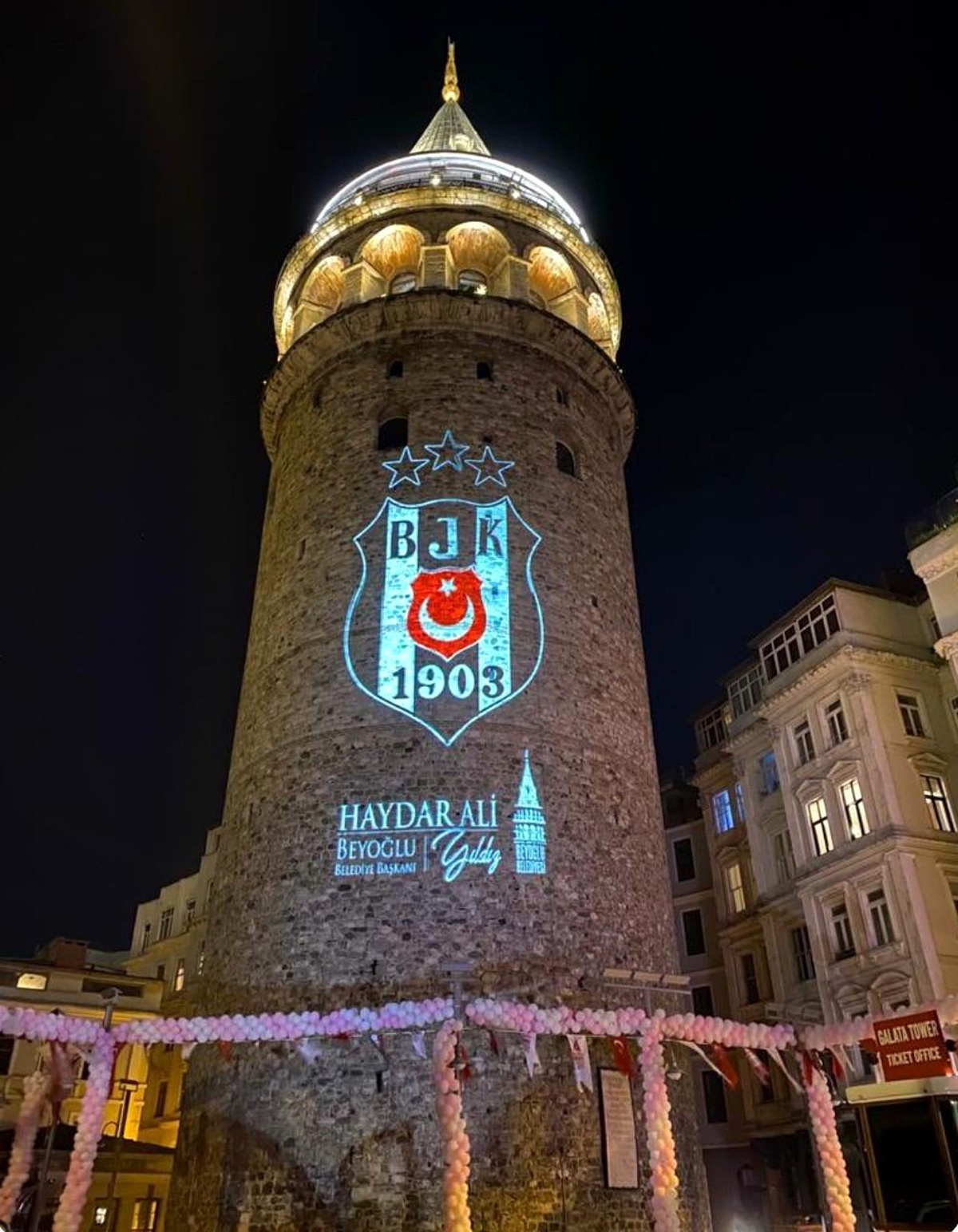 Galata Kulesi\'ne Beşiktaş arması yansıtıldı
