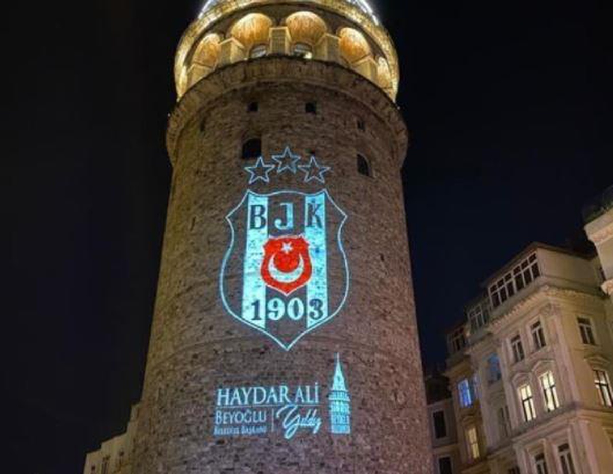 Galata Kulesi\'ne Beşiktaş arması yansıtıldı
