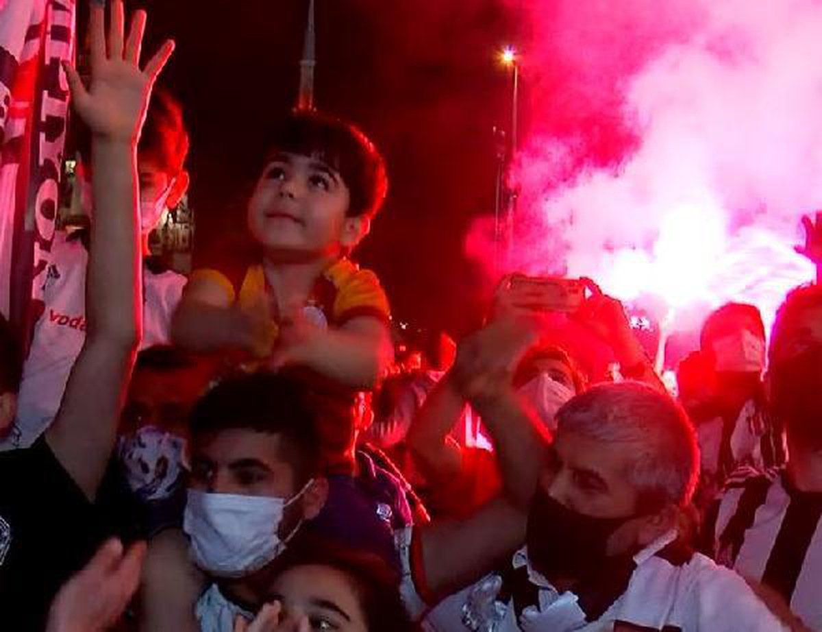 Galatasaraylı yeğenini Beşiktaşlı olsun diye stadyum çevresindeki kutlamalara getirdi
