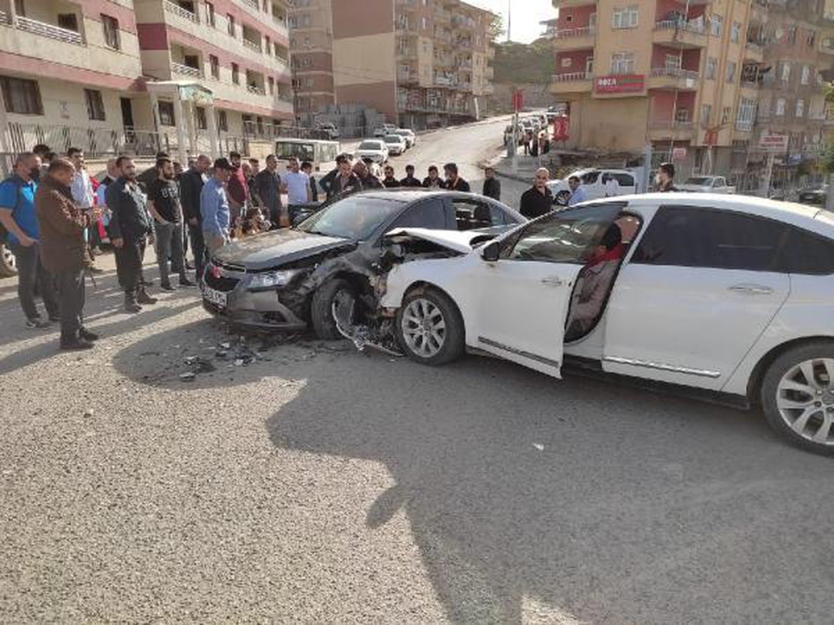 Hakkari\'de otomobiller çarpıştı: 2 yaralı