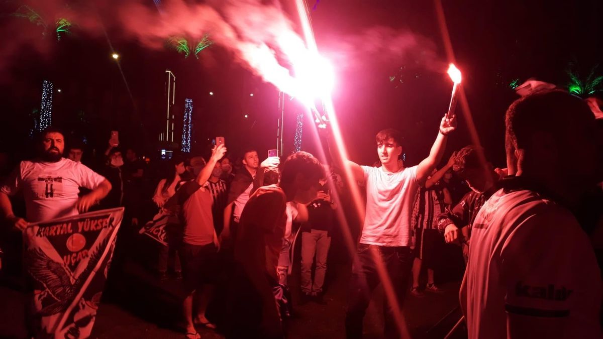 İzmir Kordon\'da Beşiktaş kutlaması