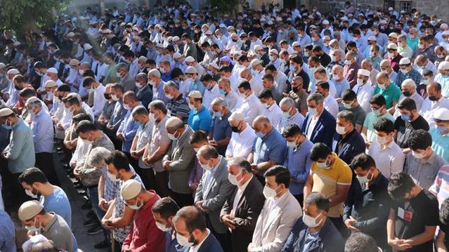 Koronavirüsten ölen kanaat önderini Şanlıurfa'da yüzlerce kişi uğurladı! Anonslar bile kar etmedi