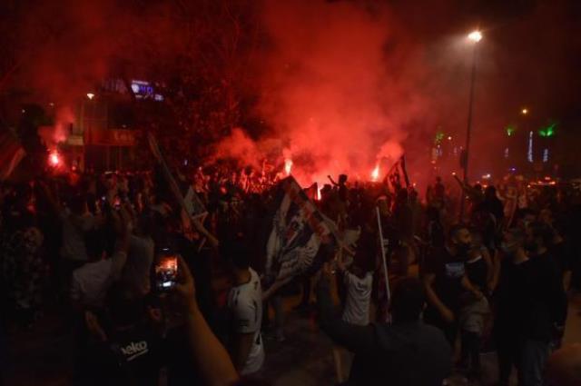 Maç bitti bayrağını kapan kendini dışarı attı! İşte il il şampiyonluk kutlamaları